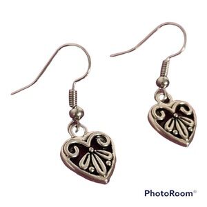 🟣Women’s silver heart earrings! (NWOT)